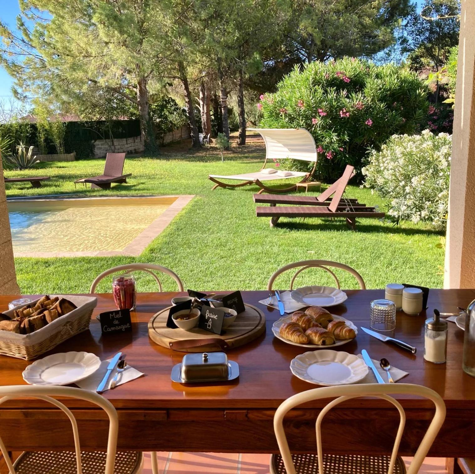Le Patio, chambres d hôtes pour adultes en Camargue, possibilité de naturisme à la piscine, Aimargues Exterior foto